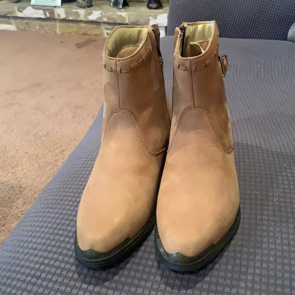 Dingo boots size 7.5 camel color